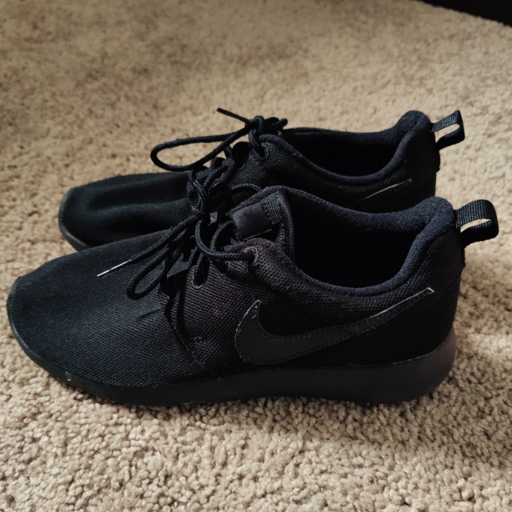 Black/Black Nike Rouche Size Big Kid 5.5Y